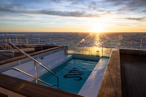 Abendstimmung am Heck mit Pool und Blick auf untergehende Sonne