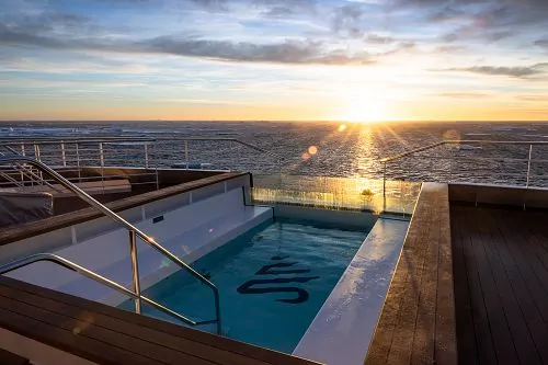Abendstimmung am Heck mit Pool und Blick auf untergehende Sonne