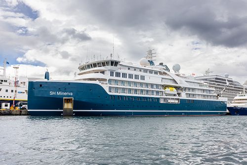 Seitenansicht SH Minerva im Hafen