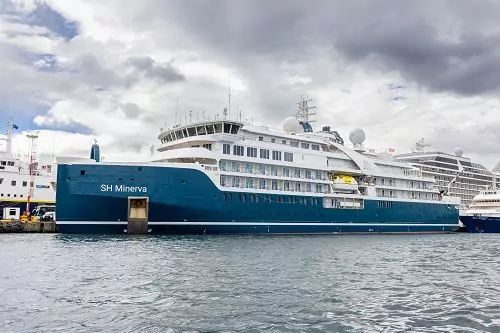 Seitenansicht SH Minerva im Hafen