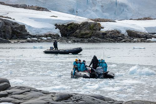 Zodiac Ausfahrt mit Gästen im Eismeer