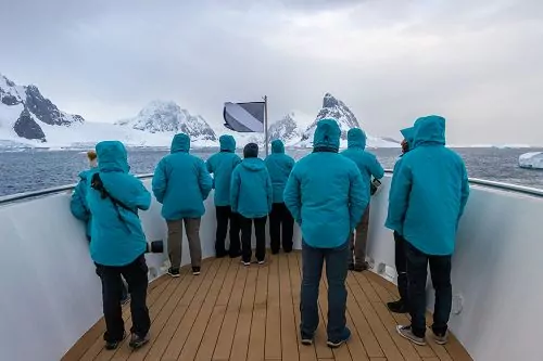 Gäste im Swan Nest mit Blick auf Eisberge