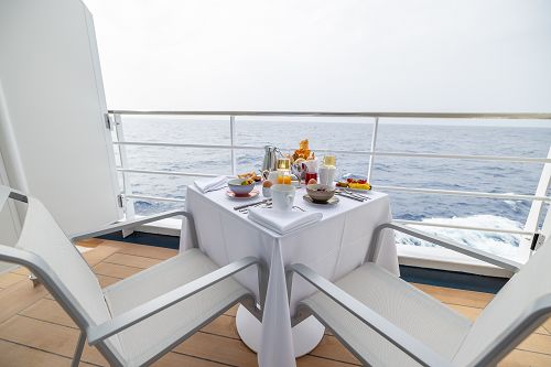 Balkon mit gedecktem Tisch und Blick aufs