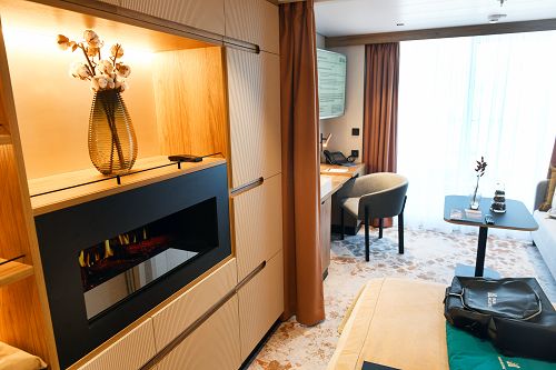 Blick auf Kamin und Sitzbereich in der Balkonkabine