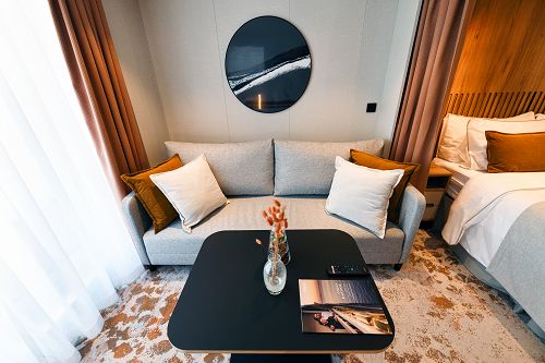 Sofa mit Tisch in der Balkonkabine