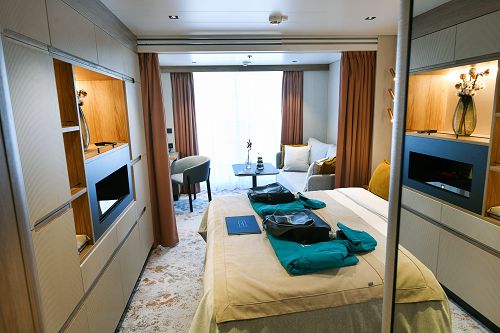 Balkon Kabine mit Bett und Sitzgruppe und großer Balkontür