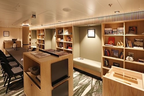 Bibliothek und Bücher Tisch mit Sitzmöglichkeiten