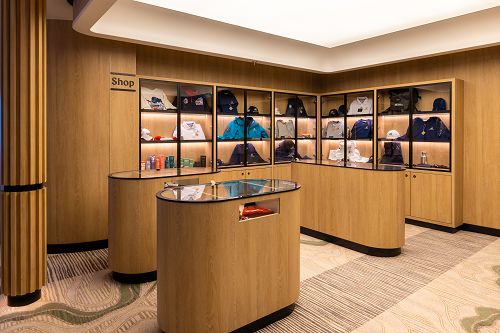 Boutique mit Regalen und Theken