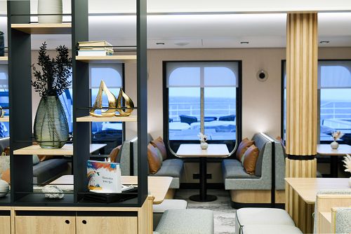 Club Lounge mit Sitznische und großen Fenstern