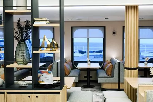 Club Lounge mit Sitznische und großen Fenstern