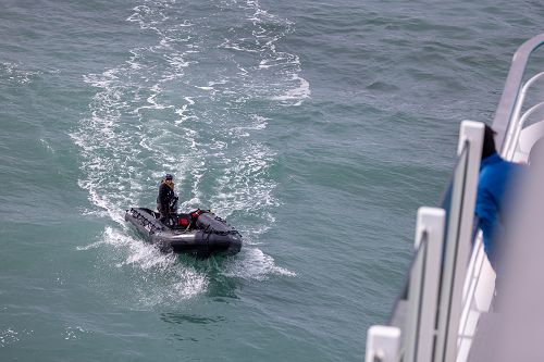 Zodiak auf Fahrt zum Schiff