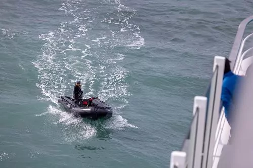 Zodiak auf Fahrt zum Schiff