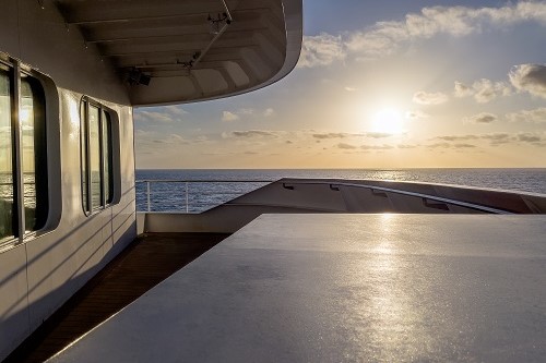 Abendstimmung auf Deck und Blick aufs Meer