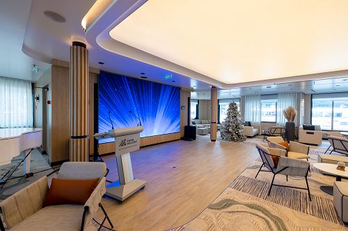 Bildschirmwand in der Observation Lounge und Sitzgruppen