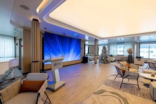 Bildschirmwand in der Observation Lounge und Sitzgruppen