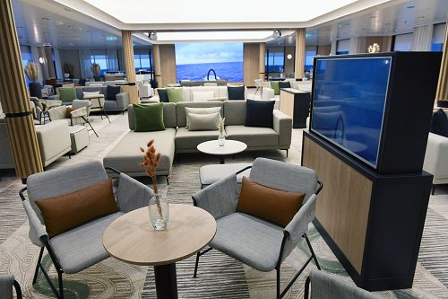 Observation Lounge mit ausfahrbarem Bildschirm und Sitzgruppen