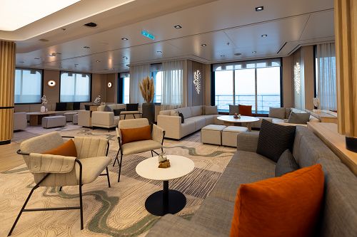 Blick in Observation Lounge mit grossen Panoramafenstern