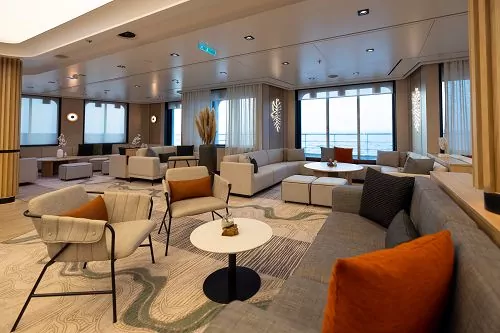 Blick in Observation Lounge mit grossen Panoramafenstern