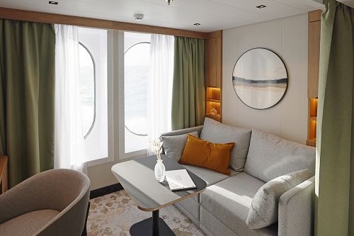 Sitzgruppe in der Oceanview Kabine mit großen Fenstern