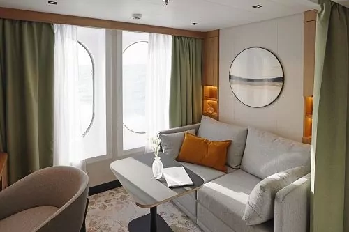 Sitzgruppe in der Oceanview Kabine mit großen Fenstern