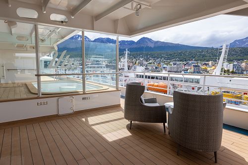 Sitzgruppe am Pool mit Blick auf Hafen