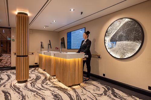 Reception Counter und Mitarbeiterin