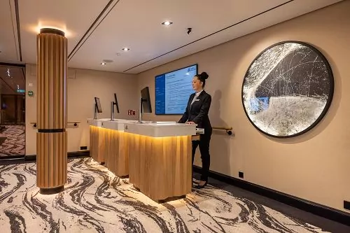 Reception Counter und Mitarbeiterin