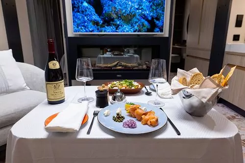 Gedeckter Tisch und Speisen in der Kabine