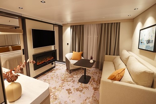 Wohnraum in der Suite mit Bildschirm und Kamin