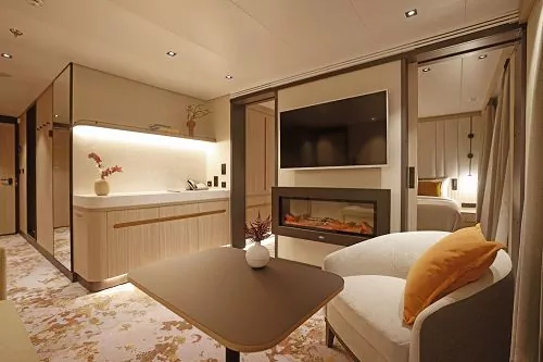 Lounge mit Blick in Schlafraum in der Suite