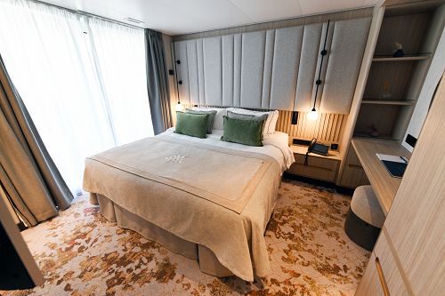 Schlafraum und Schränke in der Suite