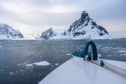 Blick auf Swan Nest mit Gästen und auf Küste