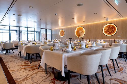 Swan Restaurant mit gedeckten Tische und Panoramafenstern