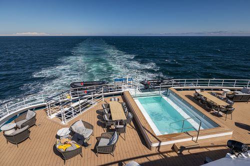 Pool am Heck mit Sitzgruppen