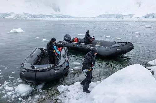 zwei Zodiaks und Crew Mitglieder beim Anlanden auf Eis