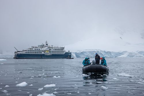 Zodiak im Eismeer mit Blick aufs Schiff