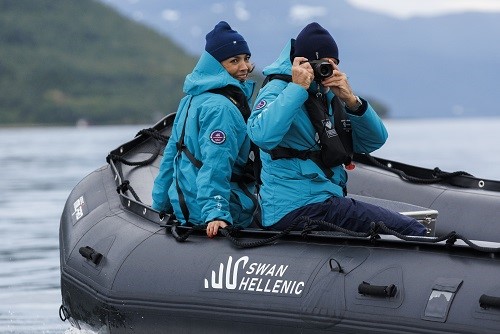 Gäste auf einem Zodiak mit Swan Hellenic Parka
