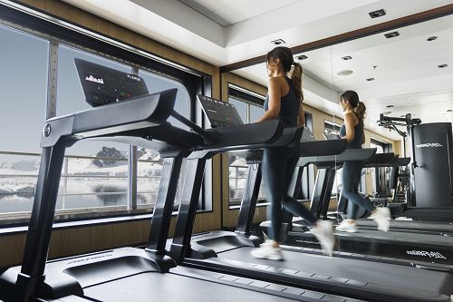 Gäste beim Training im Fitnessraum