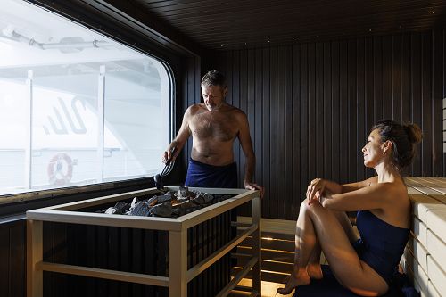 Gäste inn der Sauna mit Blick aus Panoramafenster