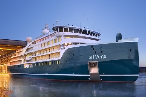 Swan Helenic Vega bei Ausfahrt aus der Werft