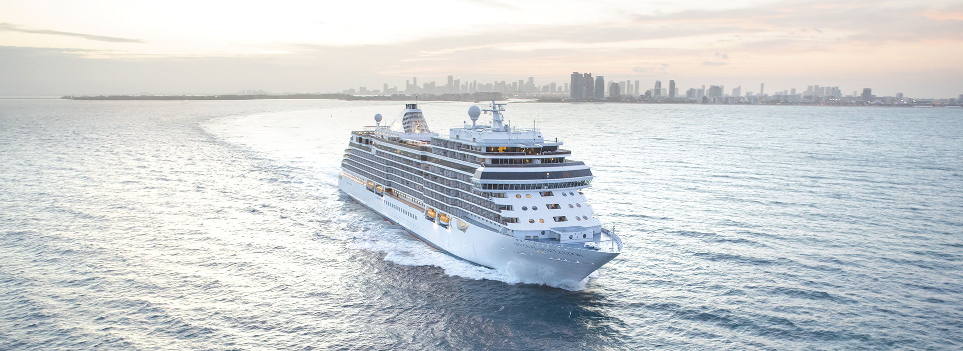 Regent Sevens Seas Splendor auf See vor Miami
