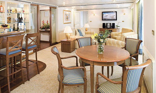 Wohnzimmer mit Esstisch und Bar in der Owner´s Suite auf dem Silversea Luxuskreuzfahrtschiff Silver Whisper