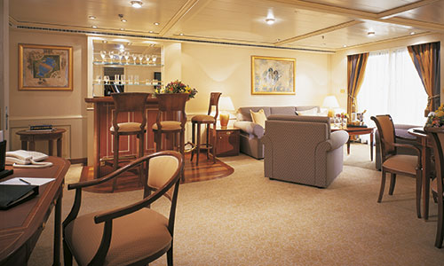 Wohnbereich mit Bar in der Royal Suite auf dem Silversea Luxuskreuzfahrtschiff Silver Whisper
