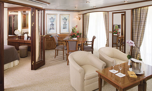 Wohnzimmer mit Essbereich und Blick ins Schlafzimmer auf dem Silversea Luxuskreuzfahrtschiff Silver Whisper