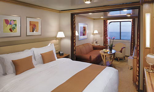 Schlaf- und Wohnbereich mit Panoramafenster in der Vista Suite auf dem Silversea Luxuskreuzfahrtschiff Silver Whisper