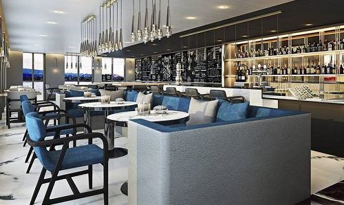 Tische und bar im Azur Cafe auf der Luxusyacht Scenic Eclipse