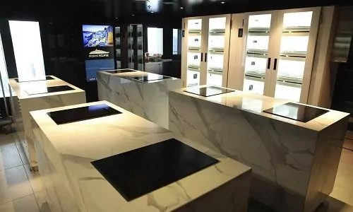 Blick in das Kochcenter auf der Luxusyacht