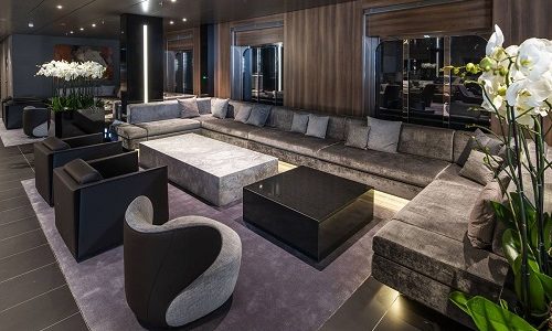 Lobby mit gemütlichen Sitzgruppen