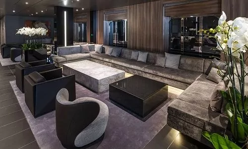 Lobby mit gemütlichen Sitzgruppen