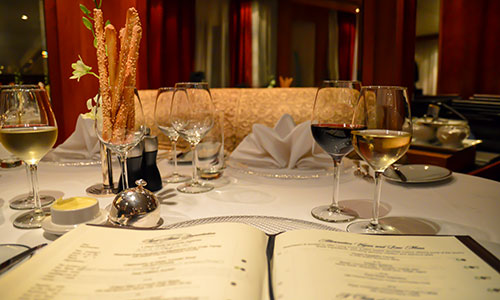 Gedeckter Tisch im Dining Salon auf der SeaDream I und SeaDream II